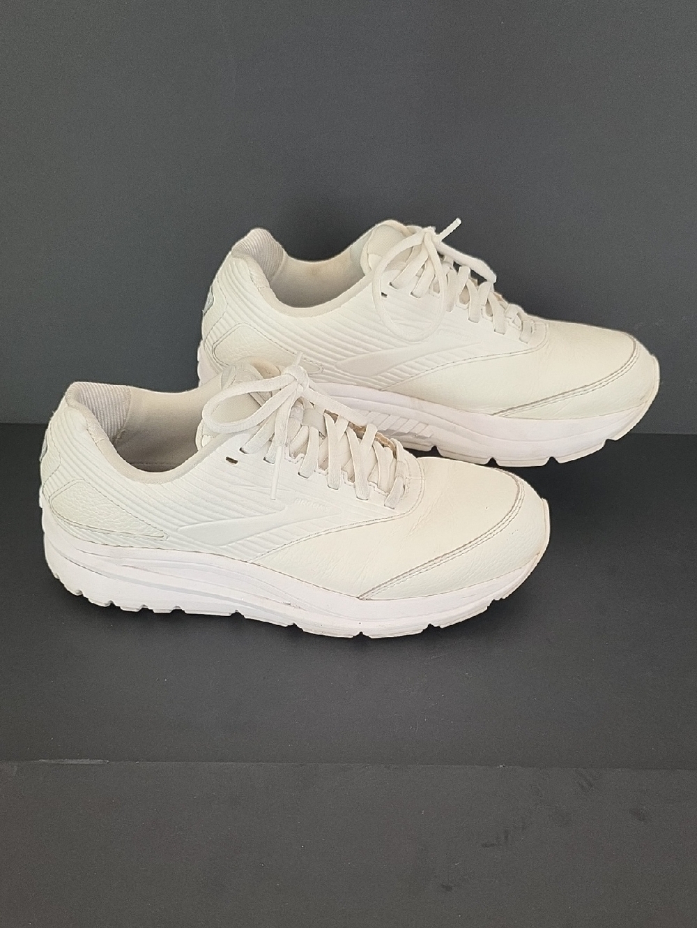 Brooks Addiction WLK Leather Women's Slip Resist All-White Shoes Size 8